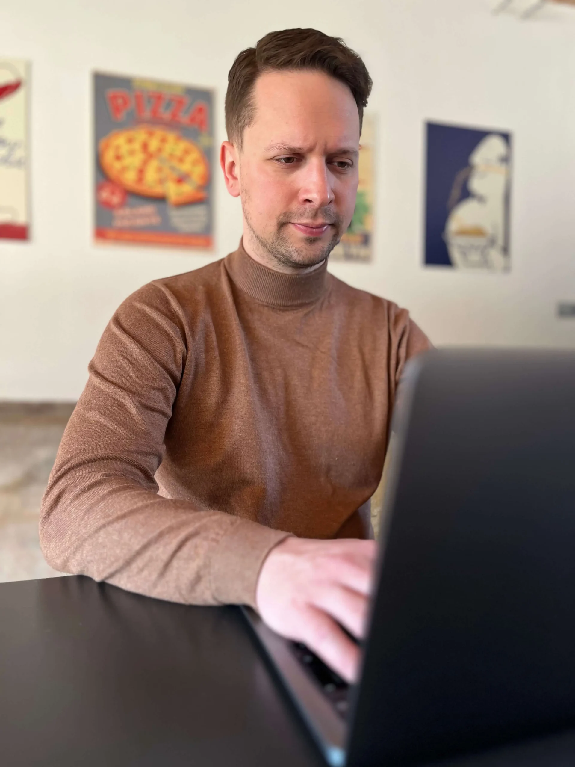 Bartosz Nochowicz przy komputerze